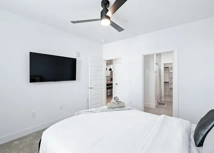 94 Modern 2b2b Near Stockyards, Pool & Gym Apartment *