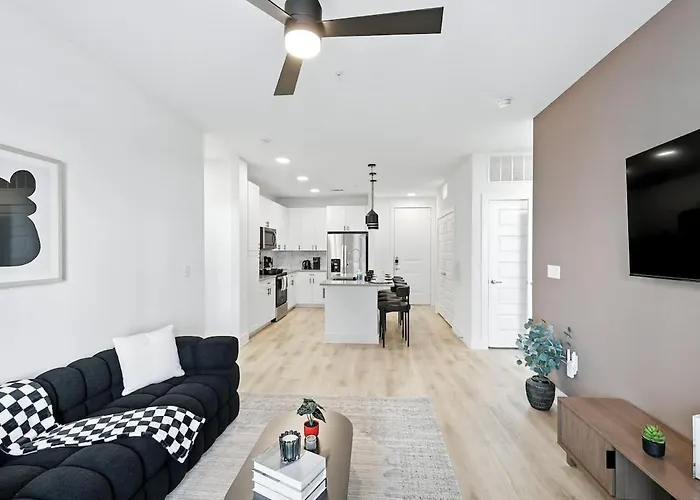 94 Modern 2b2b Near Stockyards, Pool & Gym