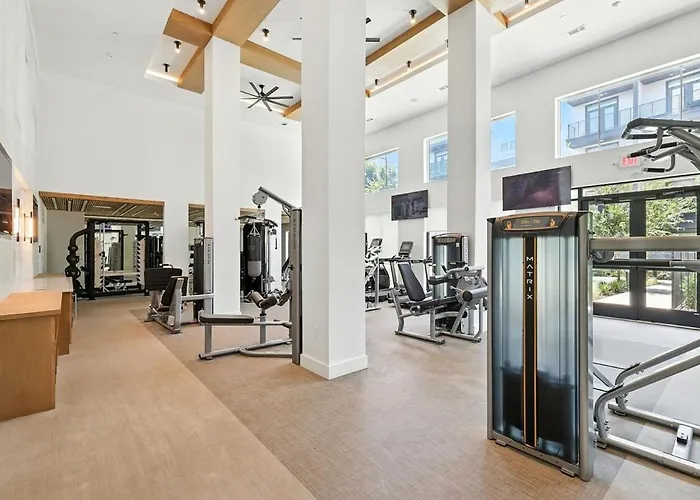 94 Modern 2b2b Near Stockyards, Pool & Gym Apartment