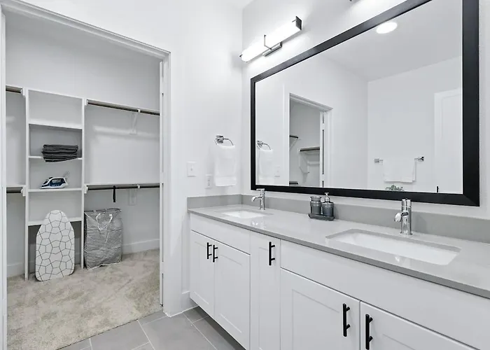Apartment 94 Modern 2b2b Near Stockyards, Pool & Gym
