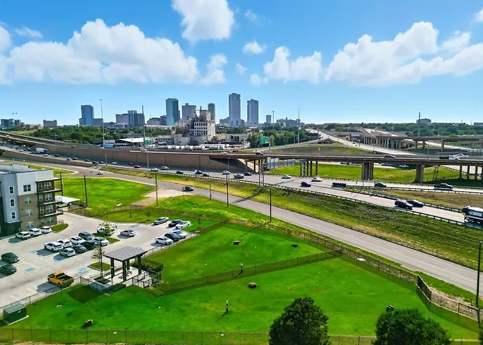 94 Modern 2b2b Near Stockyards, Pool & Gym Apartment