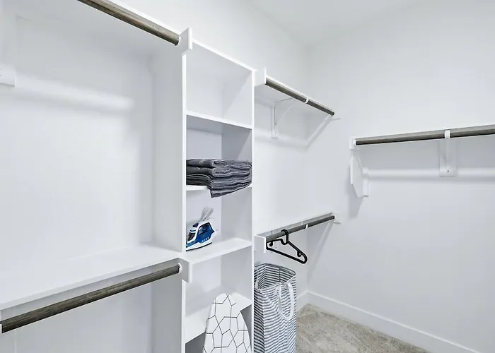 Apartment 94 Modern 2b2b Near Stockyards, Pool & Gym