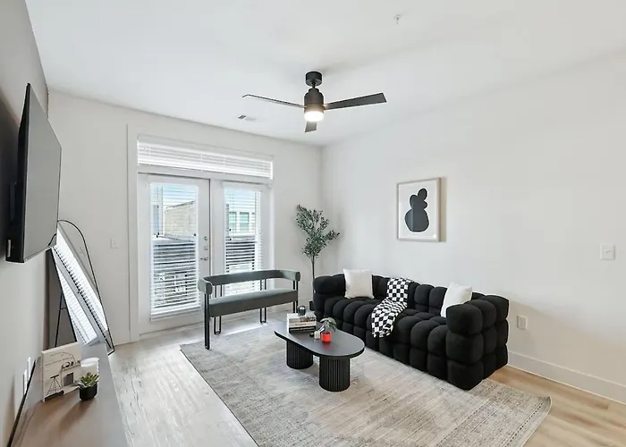 94 Modern 2b2b Near Stockyards, Pool & Gym Apartment