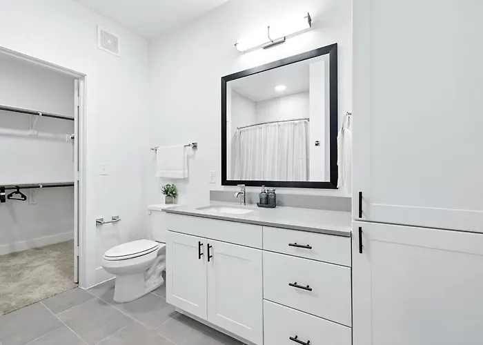 94 Modern 2b2b Near Stockyards, Pool & Gym Fort Worth