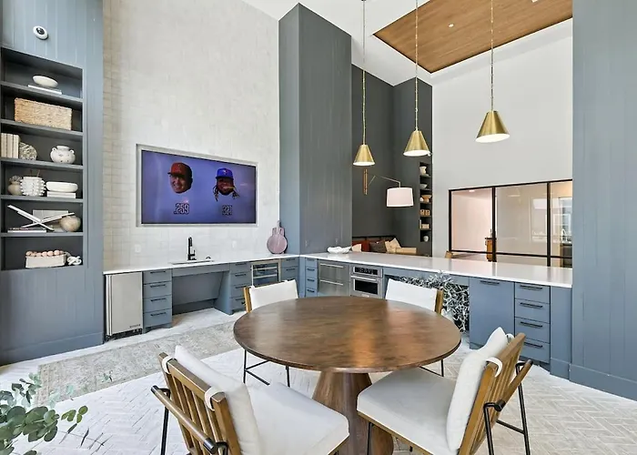 94 Modern 2b2b Near Stockyards, Pool & Gym