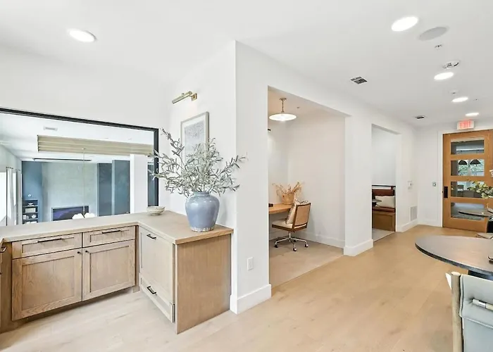 94 Modern 2b2b Near Stockyards, Pool & Gym Apartment
