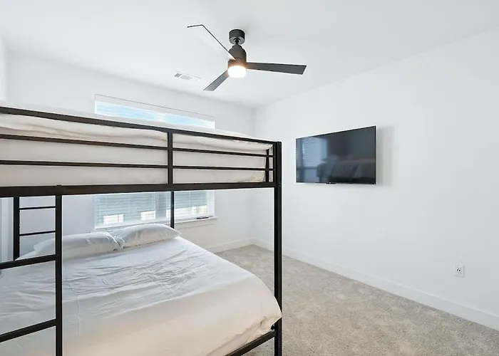 94 Modern 2b2b Near Stockyards, Pool & Gym Apartment *