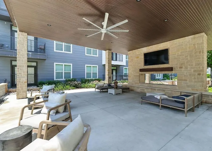 94 Modern 2b2b Near Stockyards, Pool & Gym
