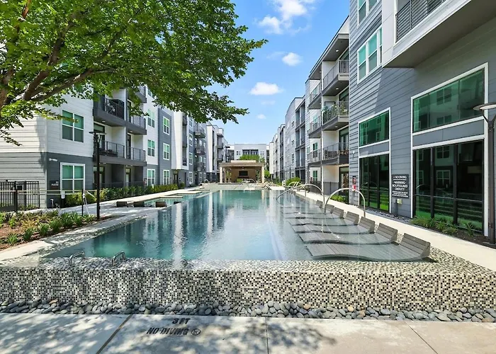 94 Modern 2b2b Near Stockyards, Pool & Gym Apartment *