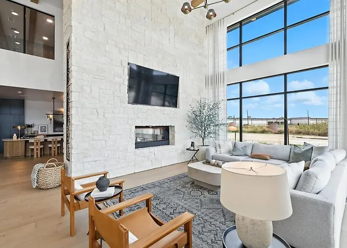 94 Modern 2b2b Near Stockyards, Pool & Gym *