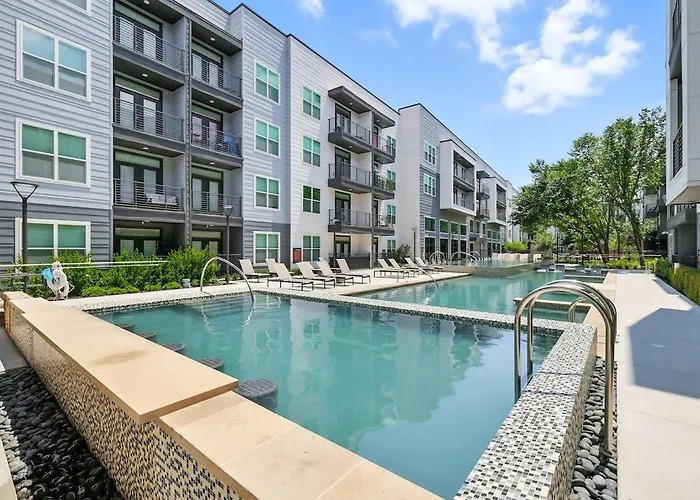 94 Modern 2b2b Near Stockyards, Pool & Gym Fort Worth