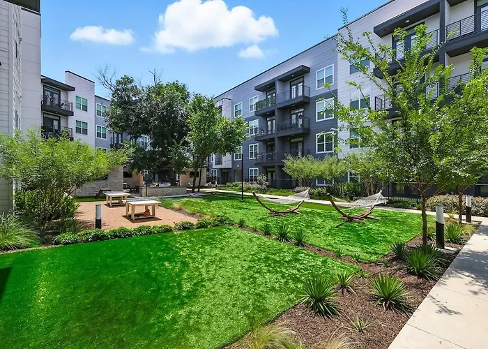 94 Modern 2b2b Near Stockyards, Pool & Gym