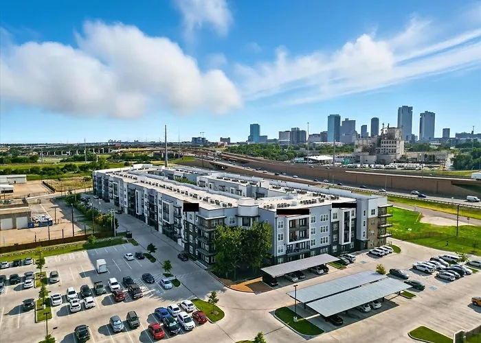 94 Modern 2b2b Near Stockyards, Pool & Gym Apartment